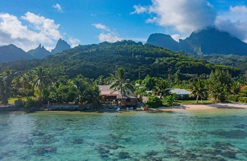 Vai'anae House | Fare Kuuheiura, a beachfront home overlooking the lagoon