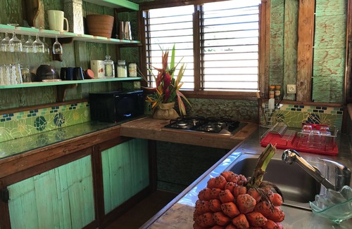 Maharepa House | FARE TEAK with PALAPA and shared pool