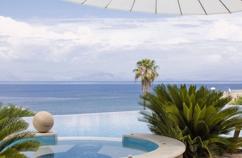 Notos House | Ferienvilla mit Blick auf das Wasser by Interhome