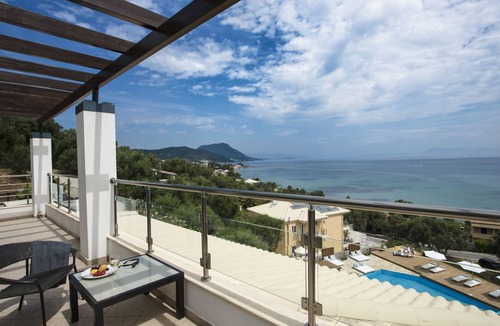 Notos House | Ferienvilla mit Blick auf das Wasser by Interhome
