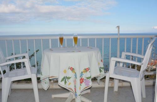 Akrotiri House | FIORE ROOMS