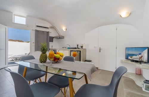 Fira House | Fira-Cave-Sleeps 13-Parking-Pool-Pet Friendly