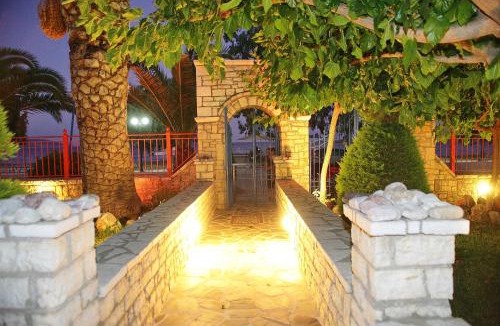Sarakiniko Apartment | Foinikas Rooms