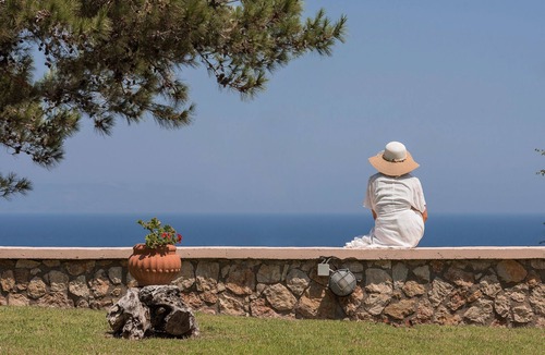 Asklipiio Villa | Four-Bedroom Private Family Villa with Pool, 400m from the Beach. Villa Russelia