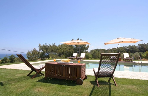 Asklipiio Villa | Four-Bedroom Private Family Villa with Pool, 400m from the Beach. Villa Russelia