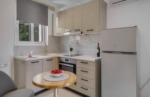 Lefkada Apartment | Gkountis Deluxe Studio Apartment with Sea View, Shared Pool & Wi-Fi