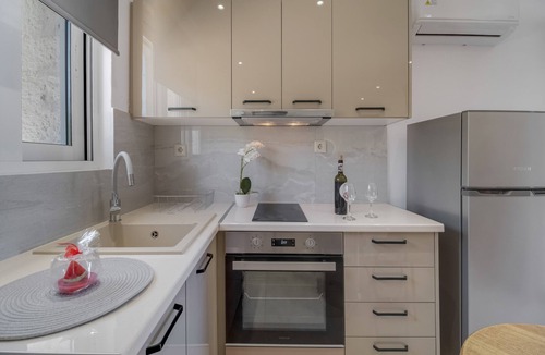 Lefkada Apartment | Gkountis Deluxe Studio Apartment with Sea View, Shared Pool & Wi-Fi