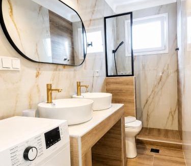 Chrysoupolis House | Goldtown House