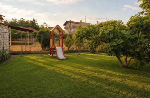 Chrysoupolis House | Goldtown House