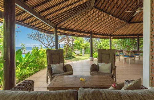 Banjartegehe Villa | Gorgeous beachfront Villa Jasmine, Lovina!