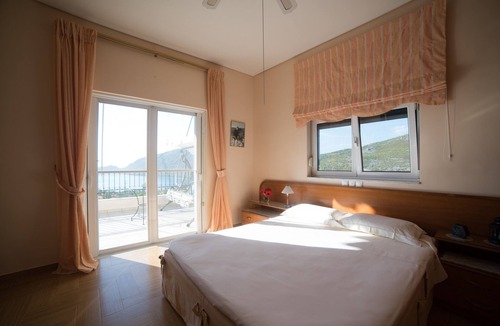 Limni Vouliagmenis Apartment | Our Dream House a Deluxe Apartment for your vacation near ATHENS (ΑΜΑ 2729535)