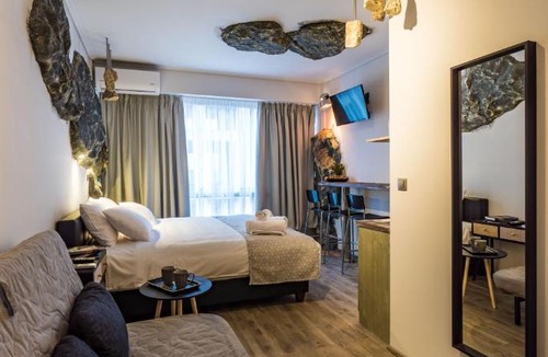 Thessaloniki City Centre Apartment | GraffitiSuites#Stone