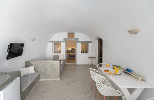 Fira Apartment | Grand Suite double, shared pool, near Fira