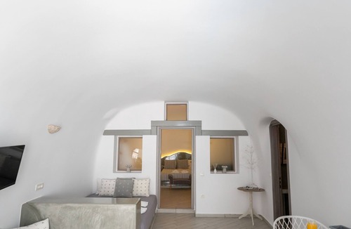 Fira Apartment | Grand Suite double, shared pool, near Fira