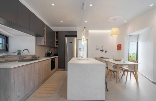 Aegina Apartment | Green & Purple, Apartment