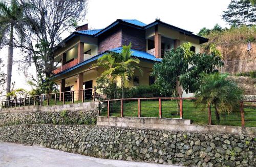 Jarabacoa Villa | Green Village By Hospedify, Hermosa Villa En Las Alturas con Piscina, Billar, y BBQ