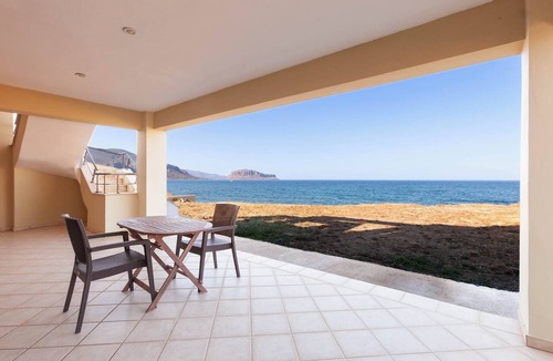 Trochalia Apartment | Ground floor beachfront studio/apartment