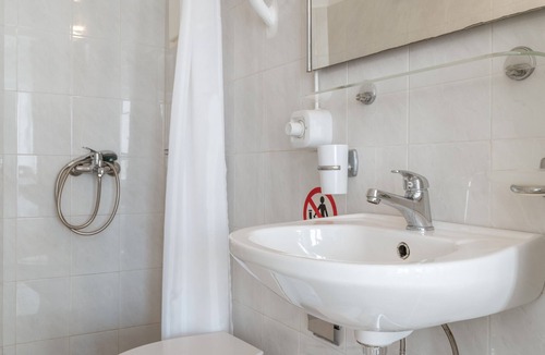 Little Venice House | Guest House 'Anchor Yalos - Twin Bed Room 1' with Wi-Fi and Air Conditioning
