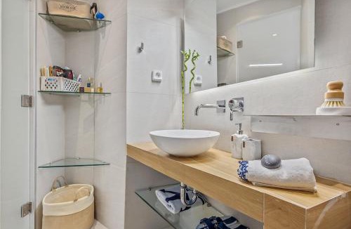 Piraeus Apartment | h2h Kalypso #Luxury, in 5' Port, in 1'metro, Airport, Athens smART, hi-tec