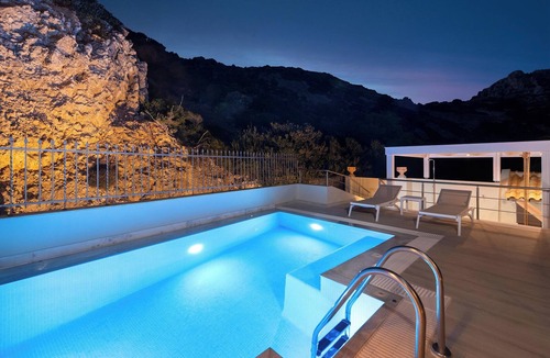 Stegna House | Hamilton Sea Front Villa