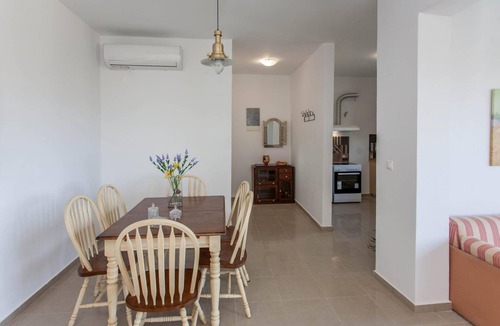 Nea Kydonia Apartment | Hillside Seaview Apt.︱A Poolside Holiday Escape