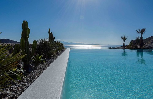 Elia Villa | Hillside Villa Infinity Pool, Gym & Jacuzzi