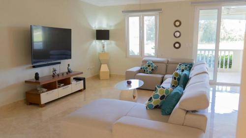 El Batey Apartment | Hispaniola Beach Condo 9a2oceanviewbeachpool