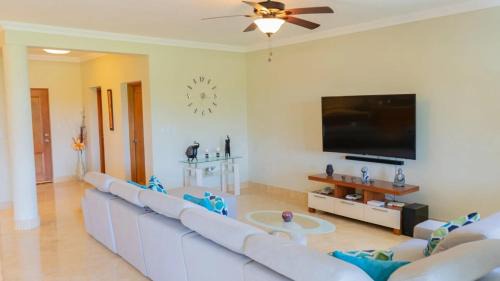 El Batey Apartment | Hispaniola Beach Condo 9a2oceanviewbeachpool