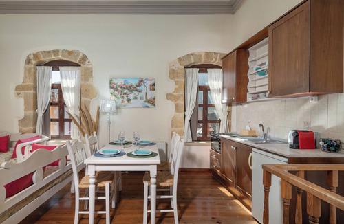 Archanes Villa | Historic Archanes Manor 3 Suites 80sm each Pr Pool & 300sm Courtyard Sleeps 12