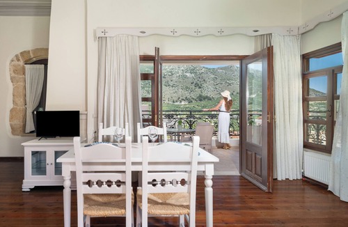 Archanes Villa | Historic Archanes Manor 3 Suites 80sm each Pr Pool & 300sm Courtyard Sleeps 12