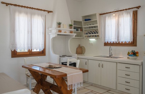 Aliki Apartment | Holiday Apartment "Maria's Village Suite" with Sea View, Private Terrace & Wi-Fi