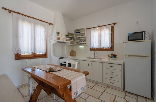 Aliki Apartment | Holiday Apartment "Maria's Village Suite" with Sea View, Private Terrace & Wi-Fi