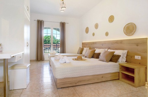 Alykes Apartment | Holiday Apartment "Tropical Studio 2" with Shared Garden, A/C & Wi-Fi
