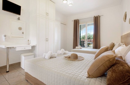 Alykes Apartment | Holiday Apartment "Tropical Studio 2" with Shared Garden, A/C & Wi-Fi