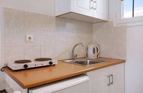 Alykes Apartment | Holiday Apartment "Tropical Studio 3" with Shared Garden, A/C & Wi-Fi