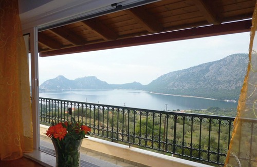 Limni Vouliagmenis House | Holiday Home 'Billi's Loft' with Sea View, Wi-Fi and Air Conditioning