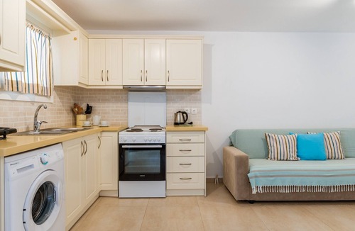 Mykonos House | Holiday Home 'Afroditi Ftelia Yasemi B' with Mountain View, Wi-Fi and Air Conditioning