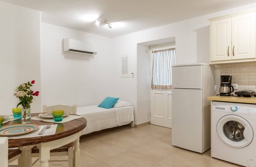 Mykonos House | Holiday Home 'Afroditi Ftelia Yasemi B' with Mountain View, Wi-Fi and Air Conditioning