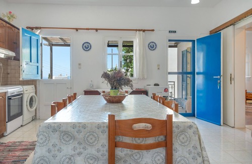 Aegiali House | Holiday Home 'Hippocrates' with Mountain View, Wi-Fi and Air Conditioning