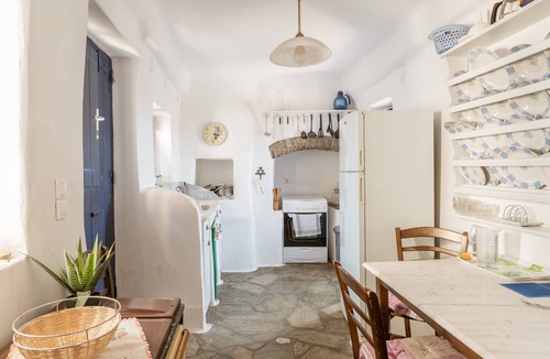 Exomvourgo House | Holiday Home 'Kykladen White House' with Mountain View and Shared Terrace