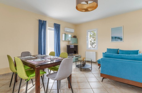 Loutraki House | Holiday Home 'Maisonette Maria' with Balcony, Wi-Fi and Air Conditioning
