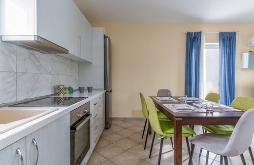 Loutraki House | Holiday Home 'Maisonette Maria' with Balcony, Wi-Fi and Air Conditioning