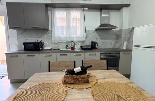 Episkopi House | Holiday Home 'Maravel House' with Sea View, Wi-Fi and Air Conditioning