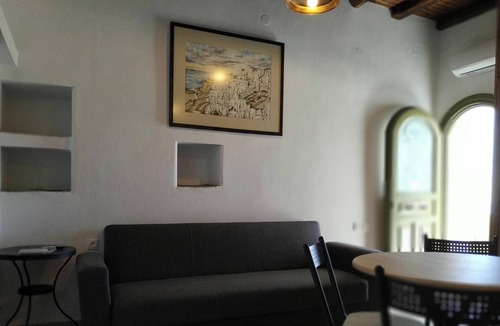 Sikinos House | Holiday Home 'Sigalas House, Sikinos Island' with Sea View, Terrace and Air Conditioning