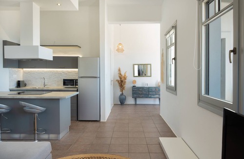 Syros House | Holiday Home "Uppolis House" with Sea View, Balcony & Wi-Fi