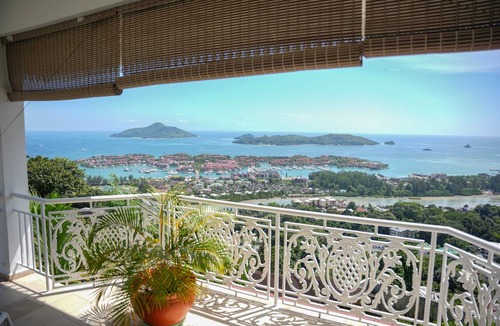 Zig Zag Ward Apartment | Homerez - Apt. Les Mamelles