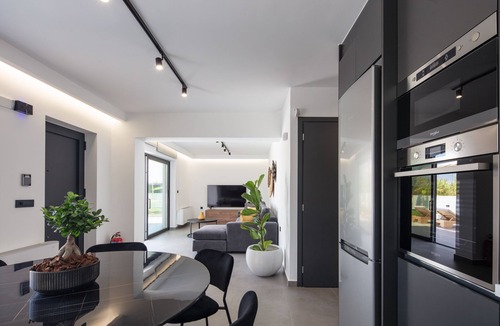 Platanias Town Villa | Horizon Villa Oasis, Walk to Platanias Beach!