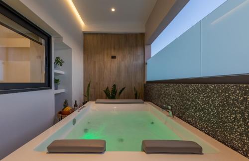 Lambi Apartment | Hot Tub - 5 min to Beaches - Netflix - Full Kitchen
