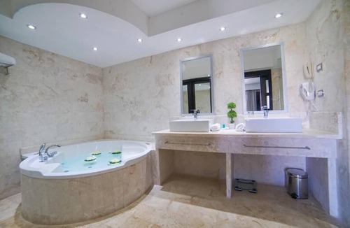 El Callejon Hotel | Hotel Niza Garden Suites