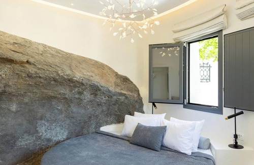 Vothon Hotel | Hotiday Santorini Mesaria